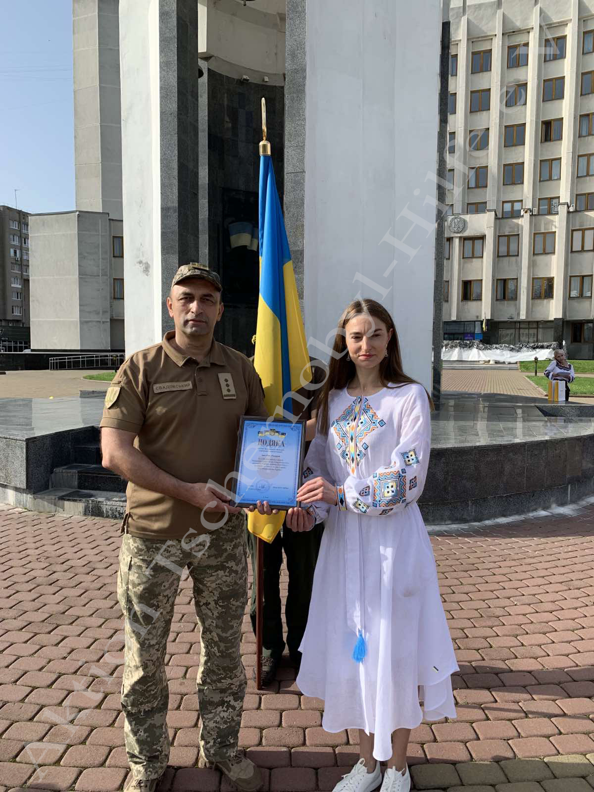 Mann und Frau vor der ukranischen Flagge